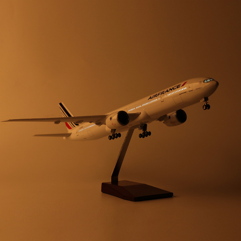 طائرة بمقياس 1/150 بطول 47 سم، - مراجعة Model Kit Planes وسعره
