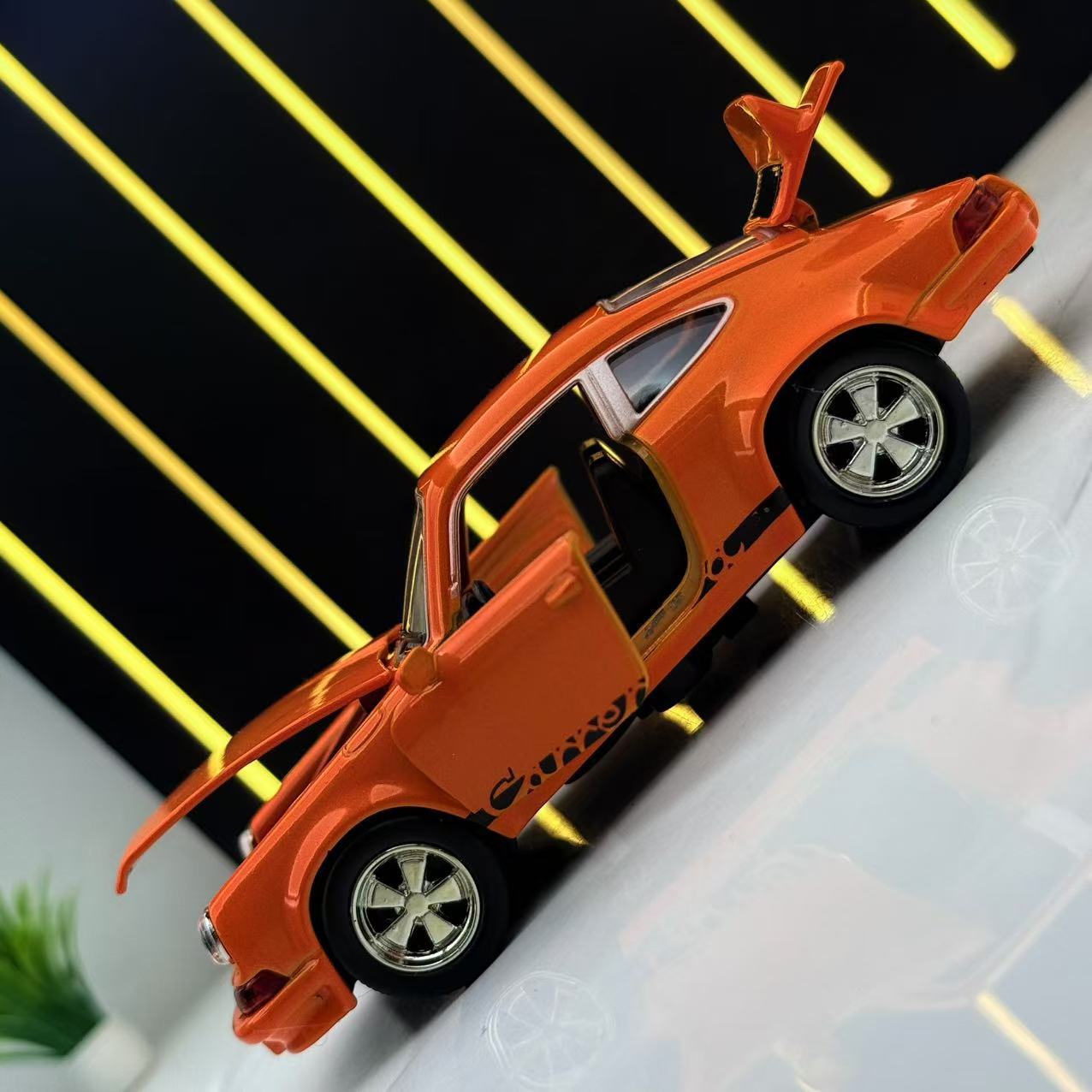 1:36 1974 911 كاريرا ريترو سيا - مراجعة Model Kit Porsche 911 وسعره